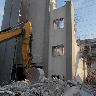 貝塚市・岸和田市・泉佐野市・熊取町でRC解体工事をご検討の方へ｜解体屋もんたくんが解説！！